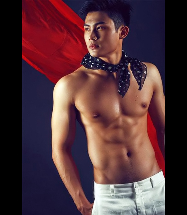 Lương Công Tuấn sở hữu một vóc dáng sang trọng của một tài tử điện ảnh,  một gương mặt baby hiếm có trong làng thời trang Việt Nam.